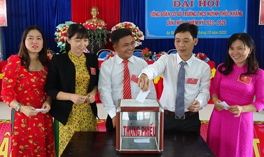 Các đại biểu bỏ phiếu bầu Ban chấp hành CĐCS Trường THCS Huỳnh Thúc Kháng nhiệm kỳ 2023-2028. Ảnh: Mạnh Tuấn