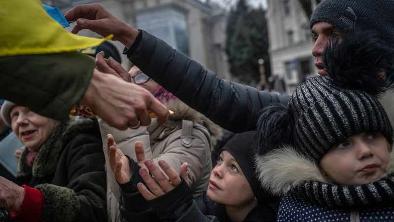 Xung đột Nga - Ukraina làm đảo lộn thế giới trong năm 2022. Trong ảnh: Nhận viện trợ ở Kherson ngày 18.11.2022. Ảnh: AFP