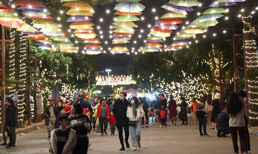 Nhiều người ghé thăm phố đi bộ Trịnh Công Sơn trong tối và đêm Noel 2022. Ảnh: Hữu Chánh