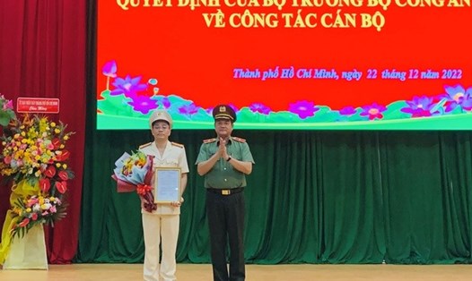 Tân Phó Giám đốc Công an TPHCM Lê Quang Đạo (trái) nhận quyết định bổ nhiệm. Ảnh: VGP