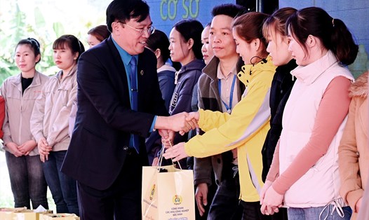 Lãnh đạo Công đoàn các Khu công nghiệp tỉnh Bắc Ninh trao quà cho công nhân lao động có hoàn cảnh khó khăn tại chương trình. Ảnh: CĐ các KCN tỉnh Bắc Ninh