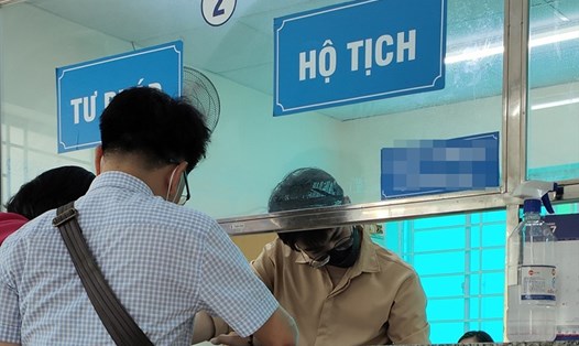Người dân làm các dịch vụ công ở UBND phường 17, quận Bình Thạnh, TPHCM. Ảnh: Thế Lâm.
