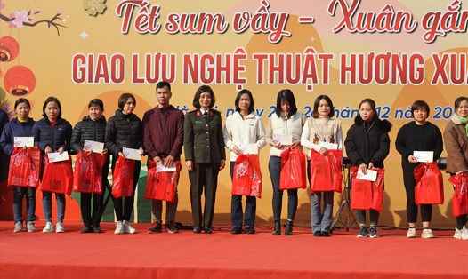 Đại tá Nguyễn Thị Thúy Thanh, Phó Cục Trưởng, Cục Công tác đảng và công tác chính trị trao quà cho đoàn viên Công đoàn CAND khó khăn. Ảnh: Lương Hạnh.