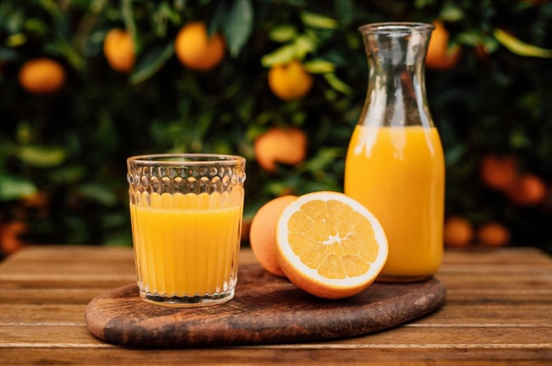 Có nên uống nước cam khi ăn hải sản không?