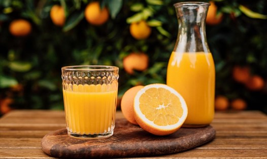 Uống nước cam cần đúng thời điểm để đảm bảo không ảnh hưởng tới sức khỏe của con người. Ảnh: Xinhua