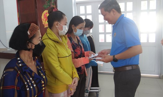 Chủ tịch LĐLĐ huyện Nhơn Trạch - ông Dương Quốc Bình tặng quà Tết cho công nhân đang ở trọ tại xã Phước Thiền. Ảnh: Xuân Mai