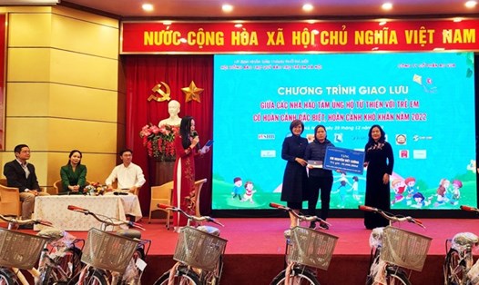 Thứ trưởng Bộ Lao động - Thương binh và Xã hội Nguyễn Thị Hà cùng các đại biểu trao tặng kinh phí hỗ trợ cho trẻ em có hoàn cảnh khó khăn. Ảnh Hà Hiền.