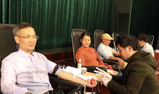 Các tình nguyện viên tham gia hiến máu tình nguyện. Ảnh: Diệu Anh