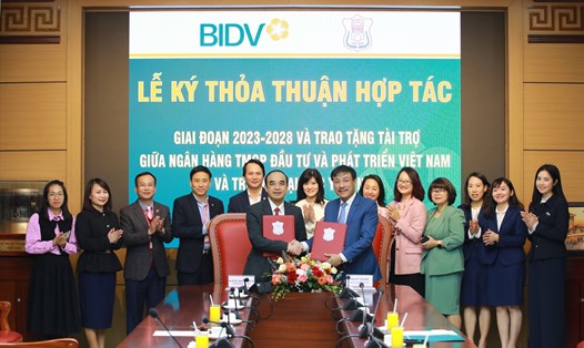 GS.TS.BS Nguyễn Hữu Tú (Hiệu trưởng Trường Đại học Y Hà Nội) và ông Võ Hải Nam (Giám đốc BIDV Hà Thành) đại diện hai đơn vị ký kết Thỏa thuận hợp tác giai đoạn 2023-2028.