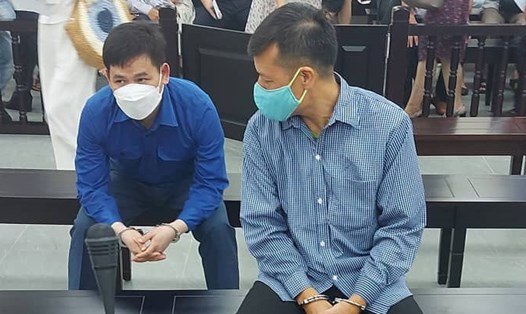 Nguyễn Hoàng Long (phải) tại phiên toà hồi tháng 7 trong vụ án lừa đảo chiếm đoạt tài sản. Ảnh: Việt Dũng