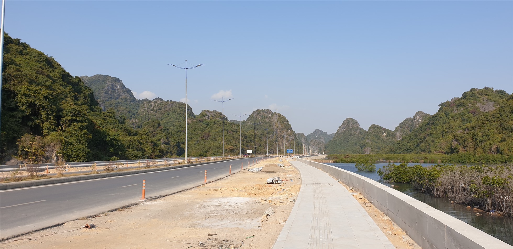 Đường ven biển kết nối TP Hạ Long và TP Cẩm Phả. Ảnh: Nguyễn Hùng