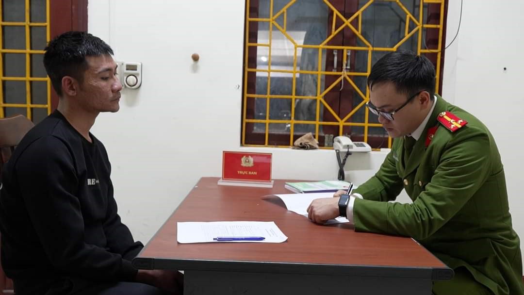 Bùi Hữu Duy lừa bạn trai vào khách sạn rồi chiếm đoạt xe máy, điện thoại của nạn nhân. Ảnh: Hoàng Tiến.