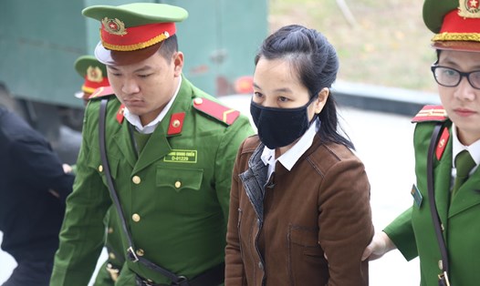 Nguyễn Thị Hà Thành - siêu lừa, dùng thủ đoạn gian dối để chiếm đoạt 433 tỉ đồng, bị dẫn giải vào phòng xét xử. Ảnh: Việt Dũng