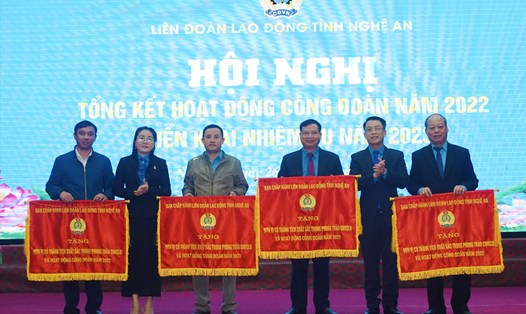 Tặng cờ thi đua của Liên đoàn Lao động tỉnh cho 4 đơn vị. Ảnh: Quỳnh Trang