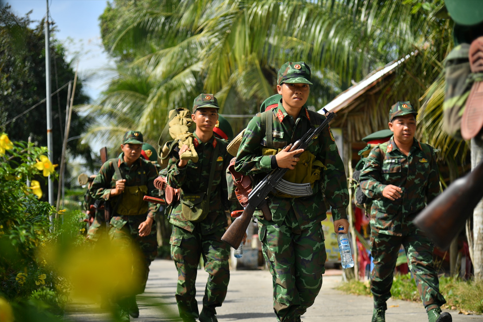 Kiên Giang: Bộ đội hành quân lao động giúp nhân dân