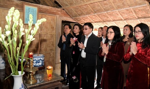 Ông Nguyễn Văn Thông- Phó Bí thư thường trực Tỉnh uỷ cùng các đại biểu đâng hương tại Nhà Lưu niệm cụ Phan Bội Châu. Ảnh: Quỳnh Trang