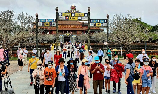 Khách du lịch tham quan di tích Huế. Ảnh: Phúc Đạt.