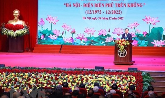 Bí thư Thành ủy Hà Nội Đinh Tiến Dũng phát biểu tại Lễ kỷ niệm 50 năm chiến thắng Hà Nội-Điện Biên Phủ trên không. Ảnh: TTXVN