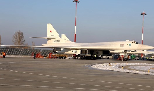 Máy bay mang tên lửa chiến lược Tu-160 của Nga tại sân bay Engels ở tỉnh Saratov. Ảnh: Bộ Quốc phòng Nga