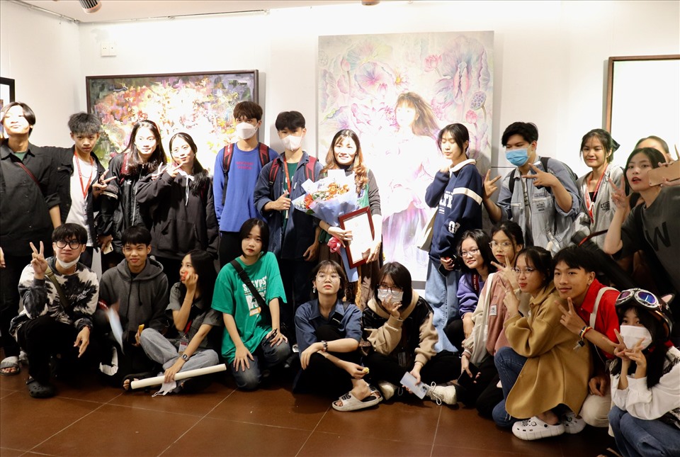 Du khách chụp ảnh kỉ niệm tại Bảo tàng Mỹ Thuật TP Đà Nẵng. Ảnh: Nguyễn Linh