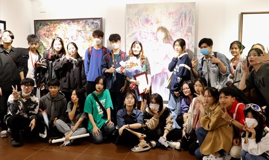 Du khách chụp ảnh kỉ niệm tại Bảo tàng Mỹ Thuật TP Đà Nẵng. Ảnh: Nguyễn Linh