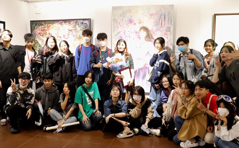 Du khách chụp ảnh kỉ niệm tại Bảo tàng Mỹ Thuật TP Đà Nẵng. Ảnh: Nguyễn Linh