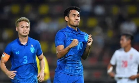Teerasil Dangda ghi bàn giúp tuyển Thái Lan dẫn Philippines sớm. Ảnh: Goal Thailand