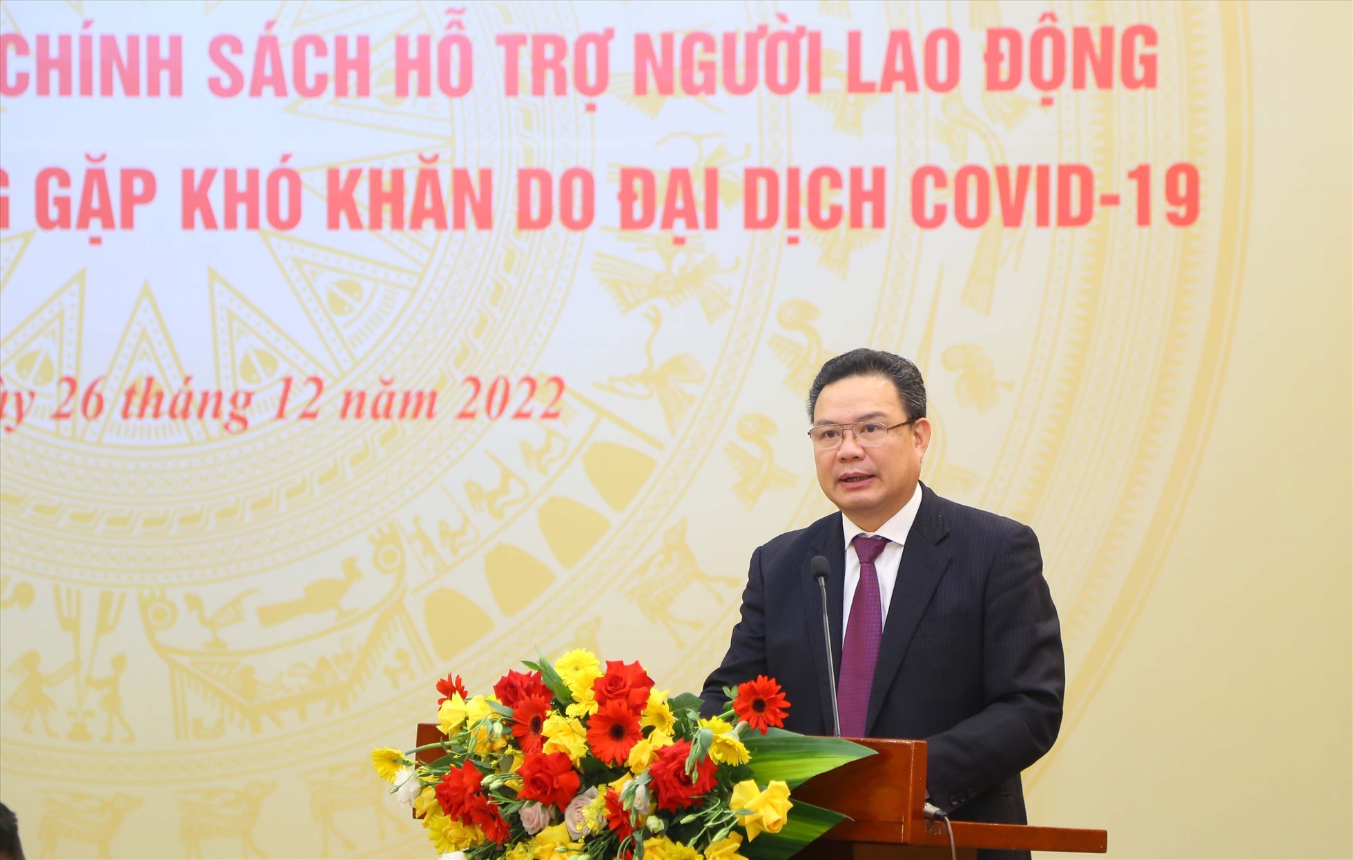 Thứ trưởng Bộ Lao động - Thương binh và Xã hội Lê Văn Thanh báo cáo khái quát về việc thực hiện Nghị quyết 68. Ảnh: Văn Sơn