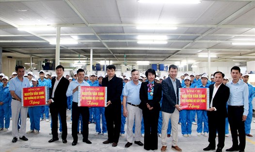 Lãnh đạo Bộ Xây dựng và Công đoàn Xây dựng Việt Nam tặng quà tới công nhân lao động Công ty CP Sứ Viglacera Thanh Trì.