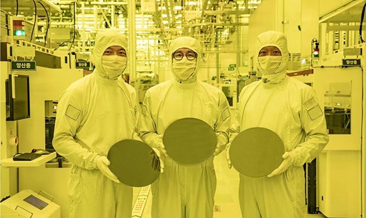 Nhân viên của Samsung cùng những con chip mới sản xuất. Ảnh: AFP
