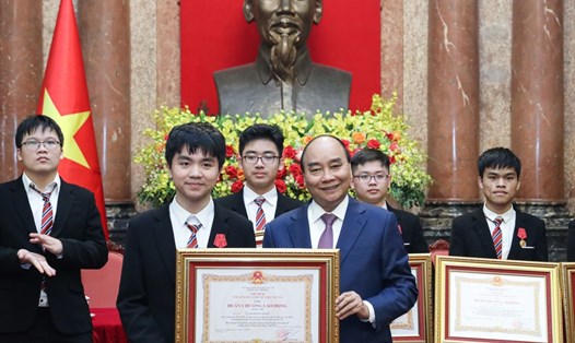 Chủ tịch nước Nguyễn Xuân Phúc trao tặng Huân chương Lao động hạng Nhì và hạng Ba cho học sinh đoạt giải các cuộc thi Olympic và Khoa học kỹ thuật quốc tế năm 2022. Ảnh: VPCTN