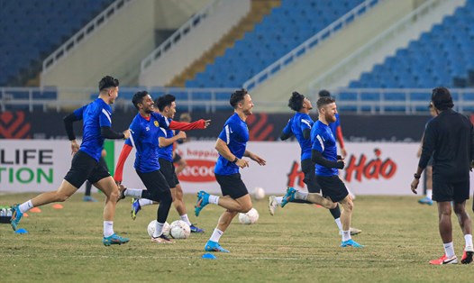 Cầu thủ Malaysia tập làm quen sân Mỹ Đình trước trận đấu với tuyển Việt Nam tại AFF Cup 2022. Ảnh: Minh Dân