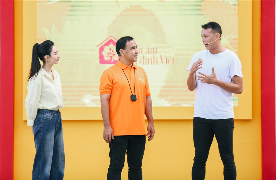 Bùi Tấn Trường và MC Quyền Linh, Á hậu Hà Thu (từ phải qua). Ảnh: Golden Moon.