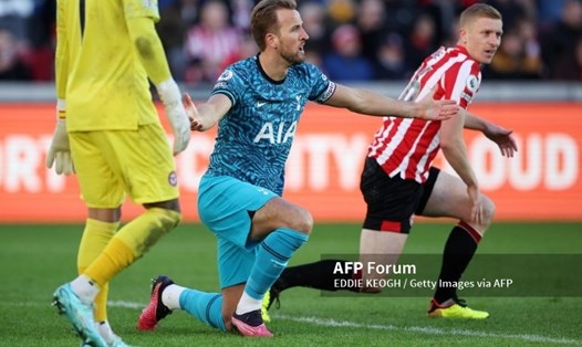 Harry Kane và Tottenham chỉ có 1 điểm rời sân Brentford. Ảnh: AFP