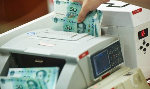 Máy đếm tiền tại quầy ngân hàng ở Hàng Châu, Trung Quốc. Ảnh: AFP
