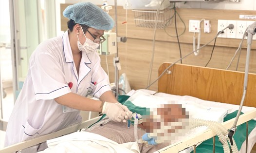 Chăm sóc, điều trị cho bệnh nhân ngộ độc methanol tại Trung tâm Chống độc, Bệnh viện Bạch Mai. Ảnh: Hà Lê