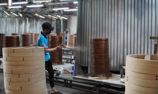 Doanh nghiệp ngành gỗ tại tỉnh Đồng Nai gặp khó khăn về đơn hàng khiến thu nhập của người lao động giảm sút. Hình minh hoạ: Hà Anh Chiến