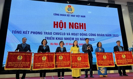 Phó Chủ tịch Tổng Liên đoàn Lao động Việt Nam Ngọ Duy Hiểu (thứ 3 từ phải sang) trao Cờ thi đua toàn diện cho các Công đoàn cơ sở. Ảnh: Linh Nguyên