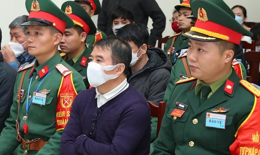 Cựu đại tá Nguyễn Thế Anh (ngồi giữa) bất ngờ thừa nhận có nhận hối lộ trong vụ bảo kê cho trùm buôn lậu xăng. Ảnh: Toà án