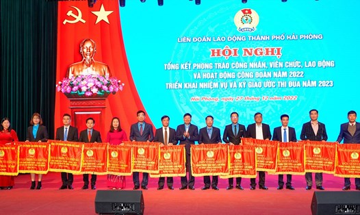 Phó Chủ tịch Tổng LĐLĐVN Phan Văn Anh trao cờ thi đua xuất sắc cho các tập thể thuộc LĐLĐ TP Hải Phòng. Ảnh: Đ.Thanh