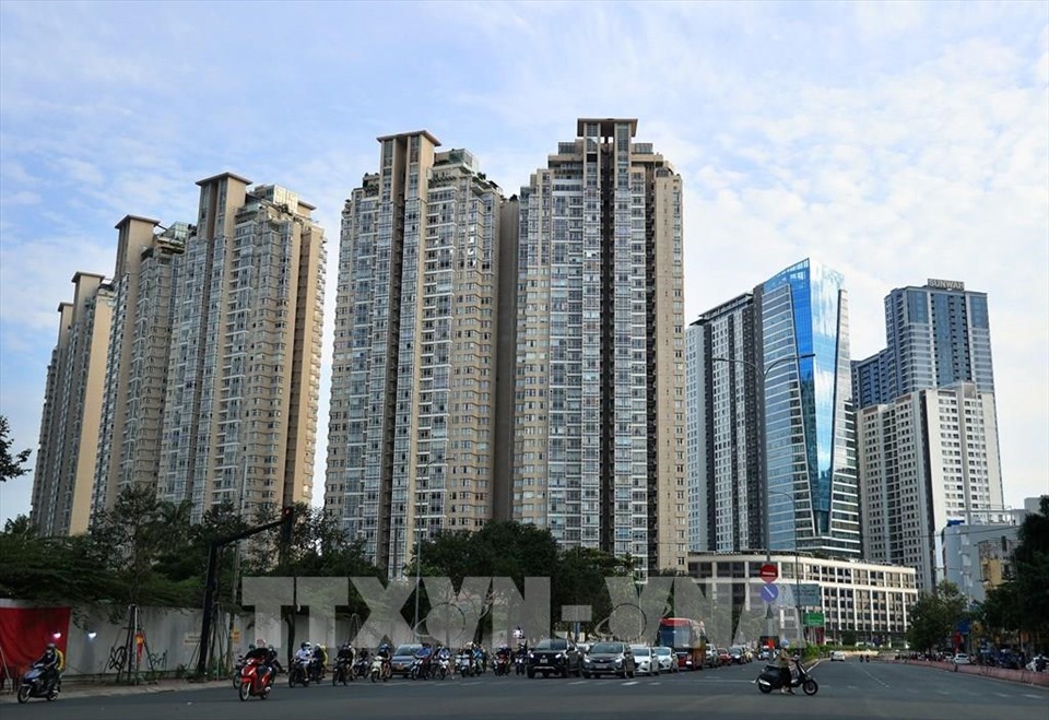 Vốn cho thị trường bất động sản là chủ đề nóng hiện nay. Ảnh TTXVN