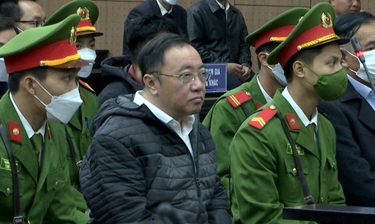 Bị cáo Phan Huy Anh Vũ (giữa) tại phiên toà xét xử vụ thông thầu của AIC tại Bệnh viện Đa khoa Đồng Nai. Ảnh: Hà Hùng