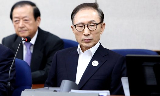 Cựu Tổng thống Hàn Quốc Lee Myung-bak (phải) trong phiên xét xử năm 2018. Ảnh: AFP