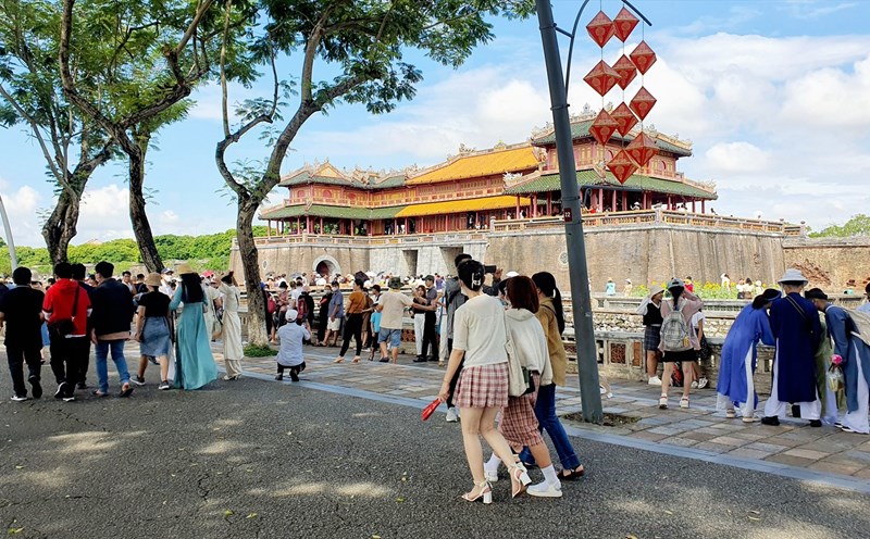 Du khách tham quan di tích Huế. Ảnh: Phúc Đạt.