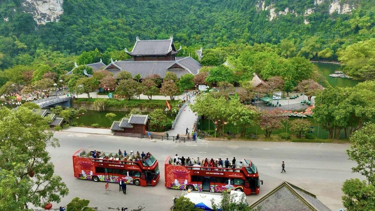 Du khách trải nghiệm, tham quan một số khu, điểm du lịch trên địa bàn tỉnh Ninh Bình bằng xe bus 2 tầng. Ảnh: Diệu Anh