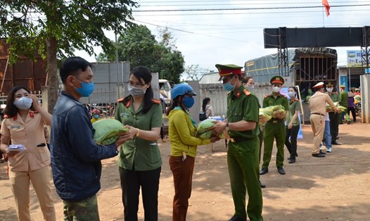 Người dân Đắk Lắk nhận gạo hỗ trợ trong mùa COVID-19. Ảnh minh họa: Kim Bảo