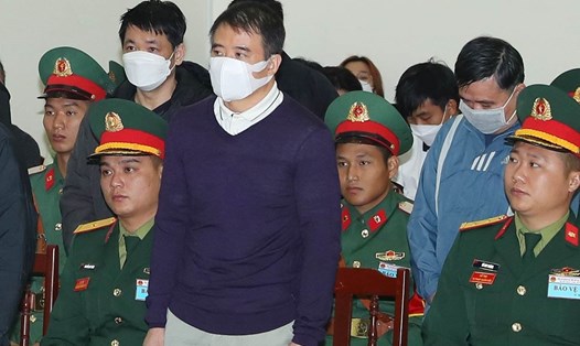 Thừa nhận được hối lộ từ trùm buôn lậu xăng, song cựu đại tá Nguyễn Thế Anh khai số tiền không đến 19 tỉ. Ảnh: Toà án