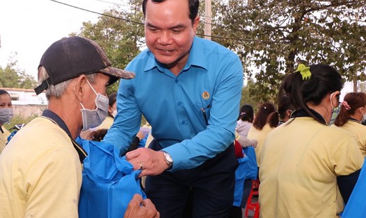 Chủ tịch Tổng Liên đoàn Lao động Việt Nam Nguyễn Đình Khang trao quà Tết cho những công nhân lao động gặp khó khăn ở Bình Dương. Ảnh: Đình Trọng