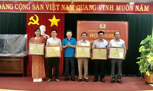 Lãnh đạo LĐLĐ tỉnh Phú Yên trao bằng khen của Tổng LĐLĐ Việt Nam cho các cá nhân có thành tích xuất sắc trong hoạt động Công đoàn. Ảnh: Mạnh Tuấn