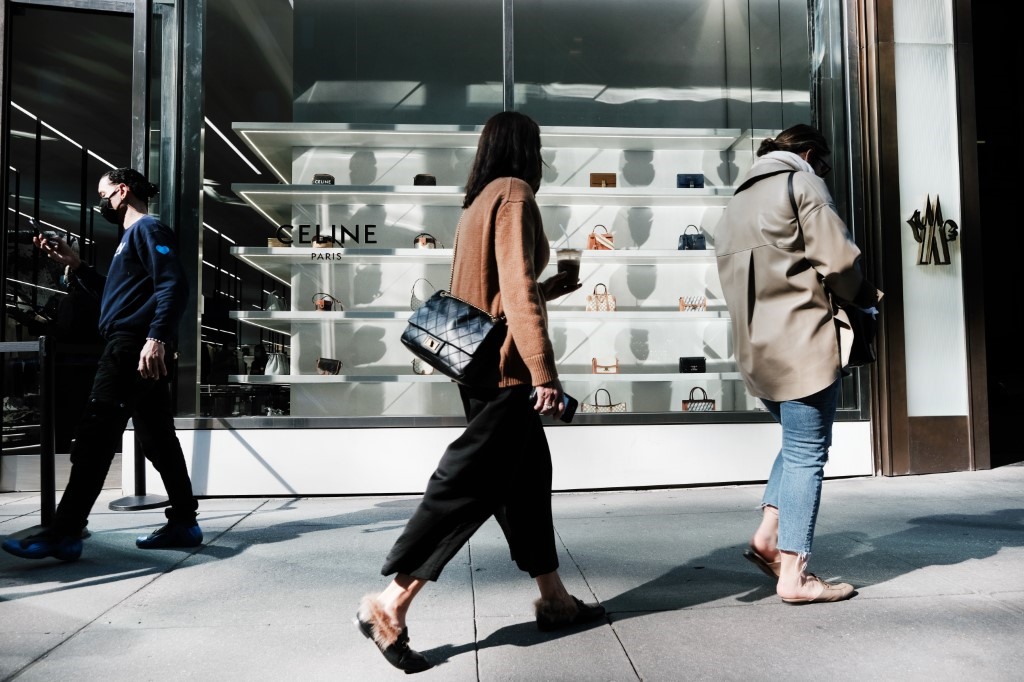 Nhiều triệu phú Mỹ được khảo sát dự tính chi tiêu ít hơn trong dịp nghỉ lễ này do lạm phát. Ảnh: AFP